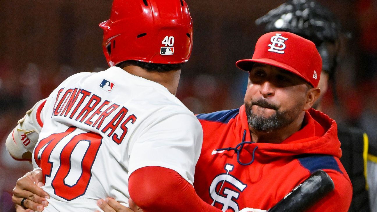 Cards' Contreras ejected, hits own coach with bat