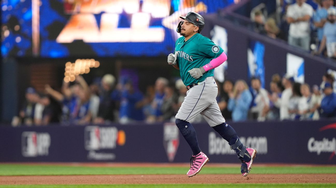 Naylor, Mariners reunite on five-year deal