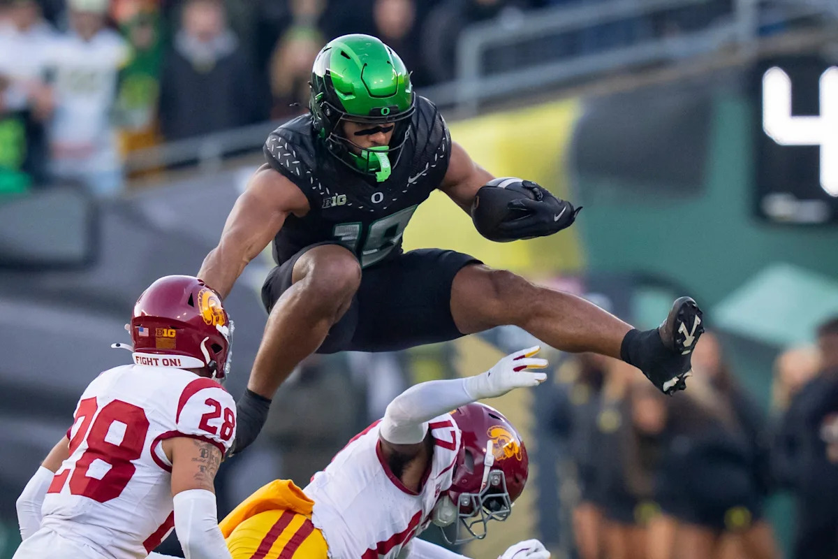 Oregon Duck fans react to big win over USC Trojans on social media