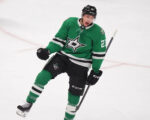 Robertson's natural hat trick leads Stars past Flyers 5-1