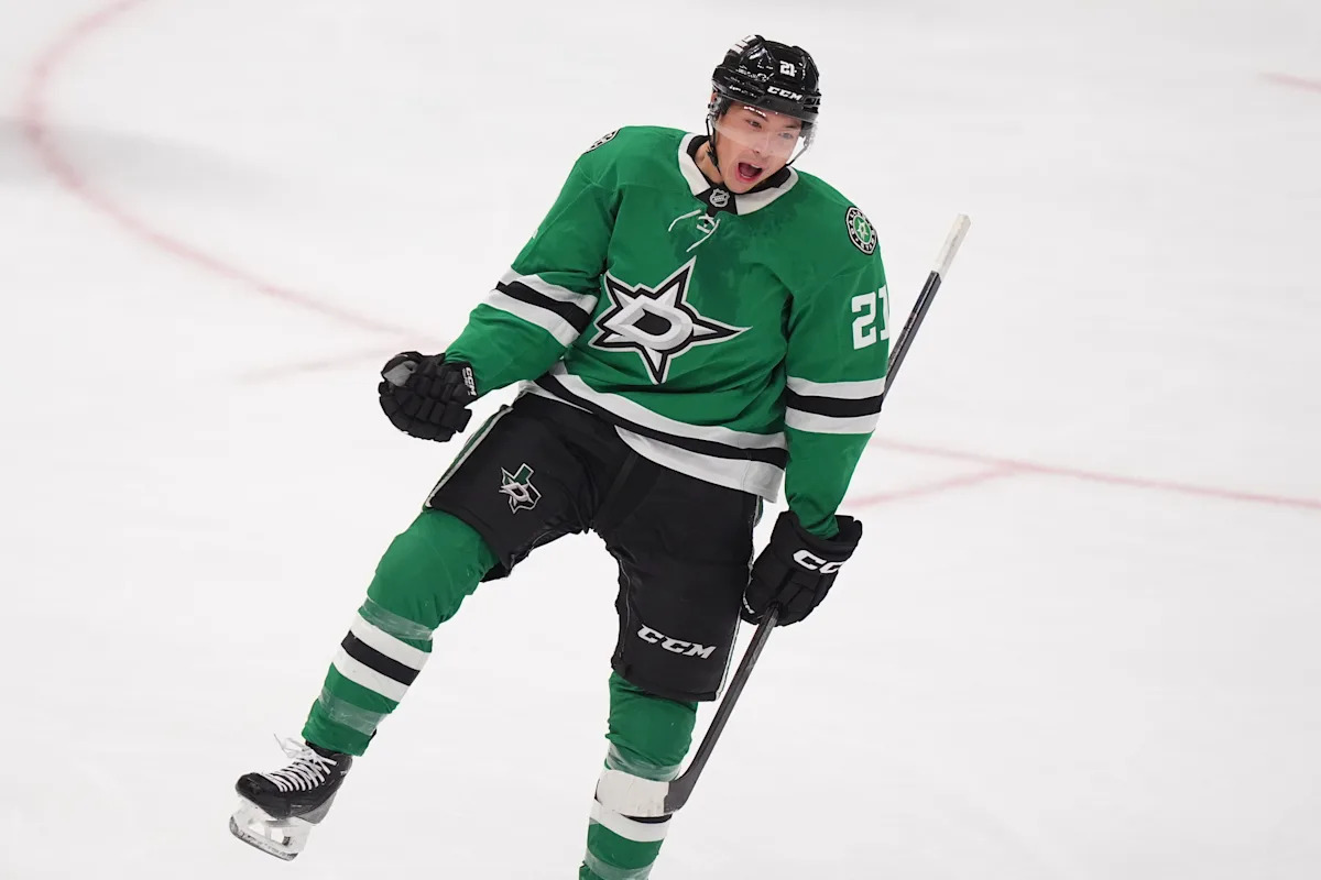 Robertson's natural hat trick leads Stars past Flyers 5-1