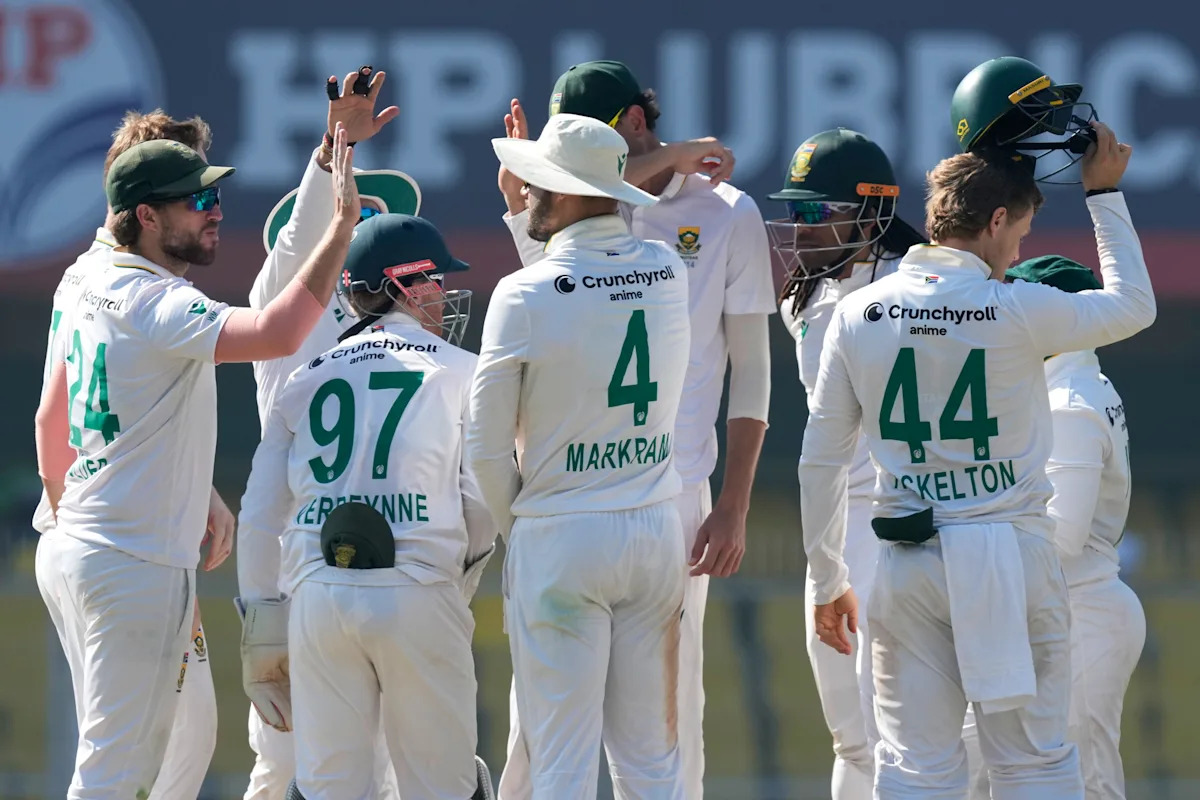 South Africa edges closer to first test series win in India since 2001-01