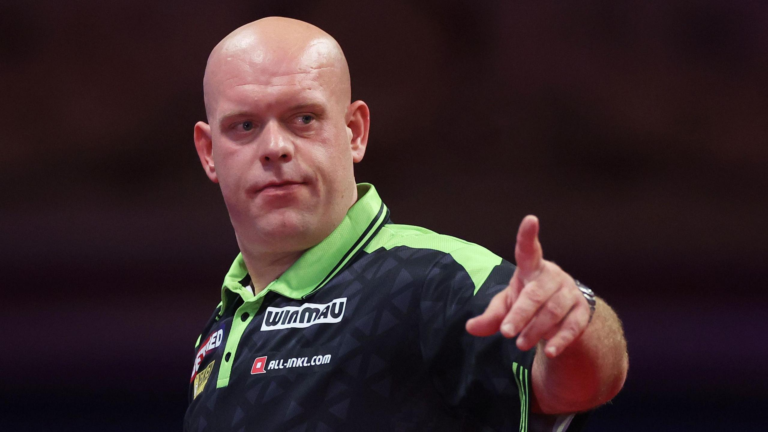 Van Gerwen beats Anderson to progress at Grand Slam