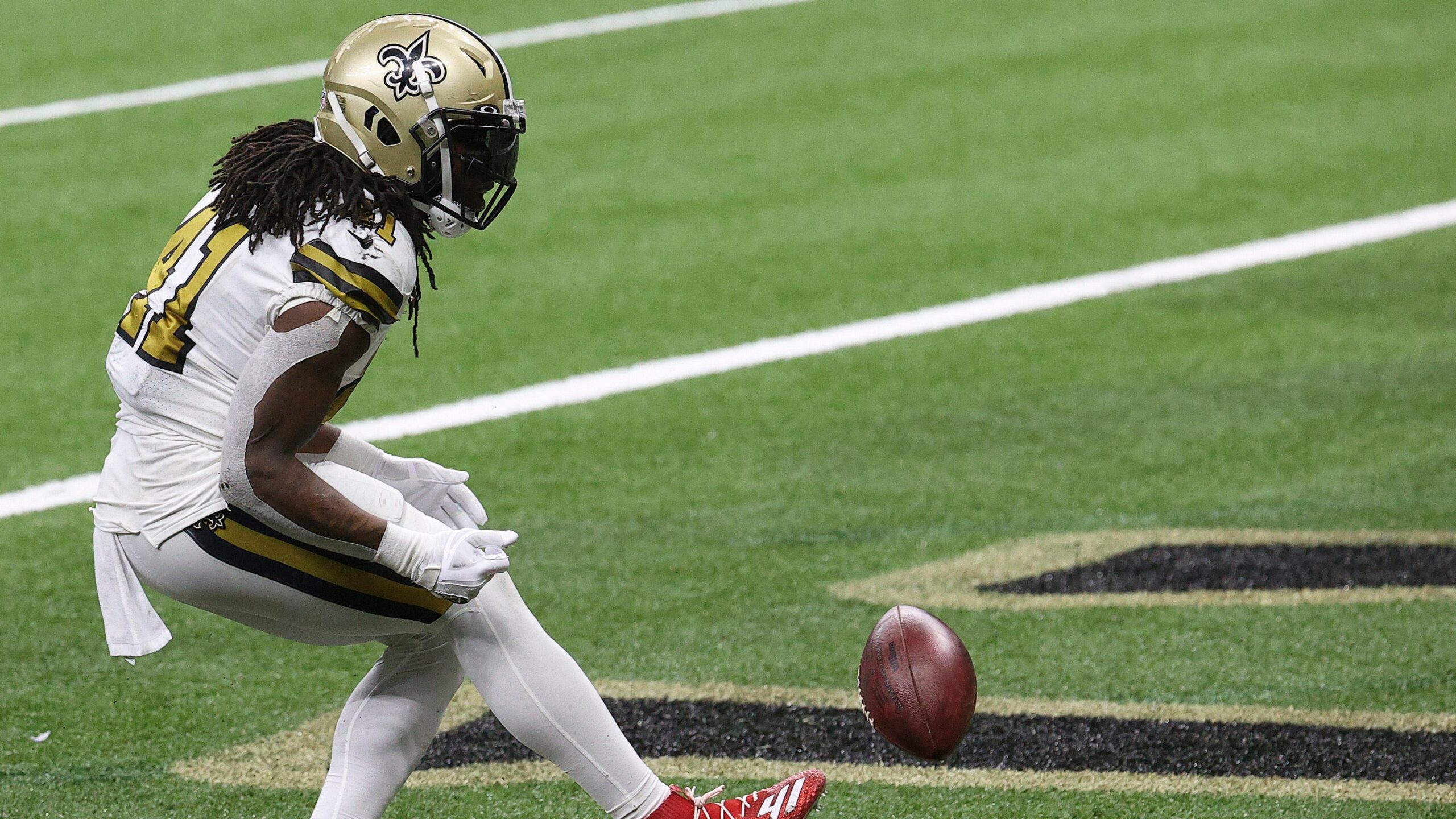 Alvin Kamara explains why historic cleats aren’t in the Hall of Fame
