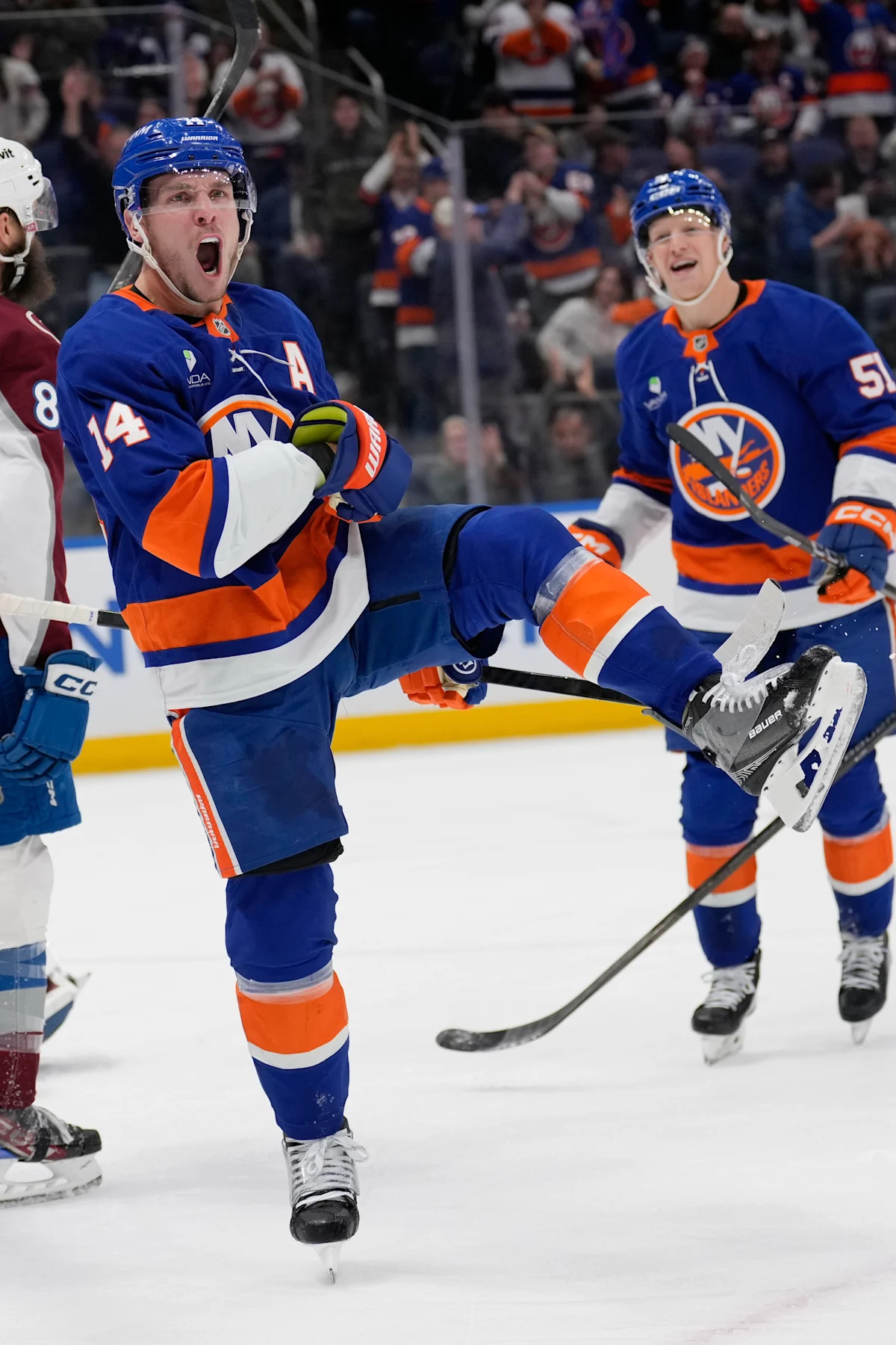 Bo Horvat lifts the Islanders to a 3-2 shootout victory over the slumping Blackhawks