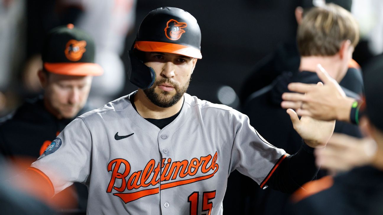 Cubs sign OF Carlson to minor league contract