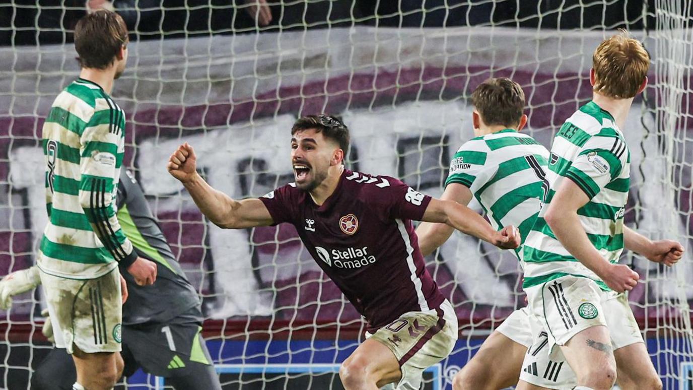 'Intoxicating title fight impossible to call as Hearts refuse to buckle'