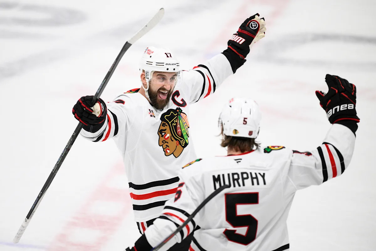 Moore and Murphy help the Blackhawks beat the Blues 7-3 for their 4th straight win