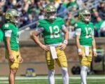 La compétition de quarterback à Notre Dame entre CJ Carr et Kenny Minchey est 'trop serrée pour être décidée' avant la semaine 1 contre Miami.