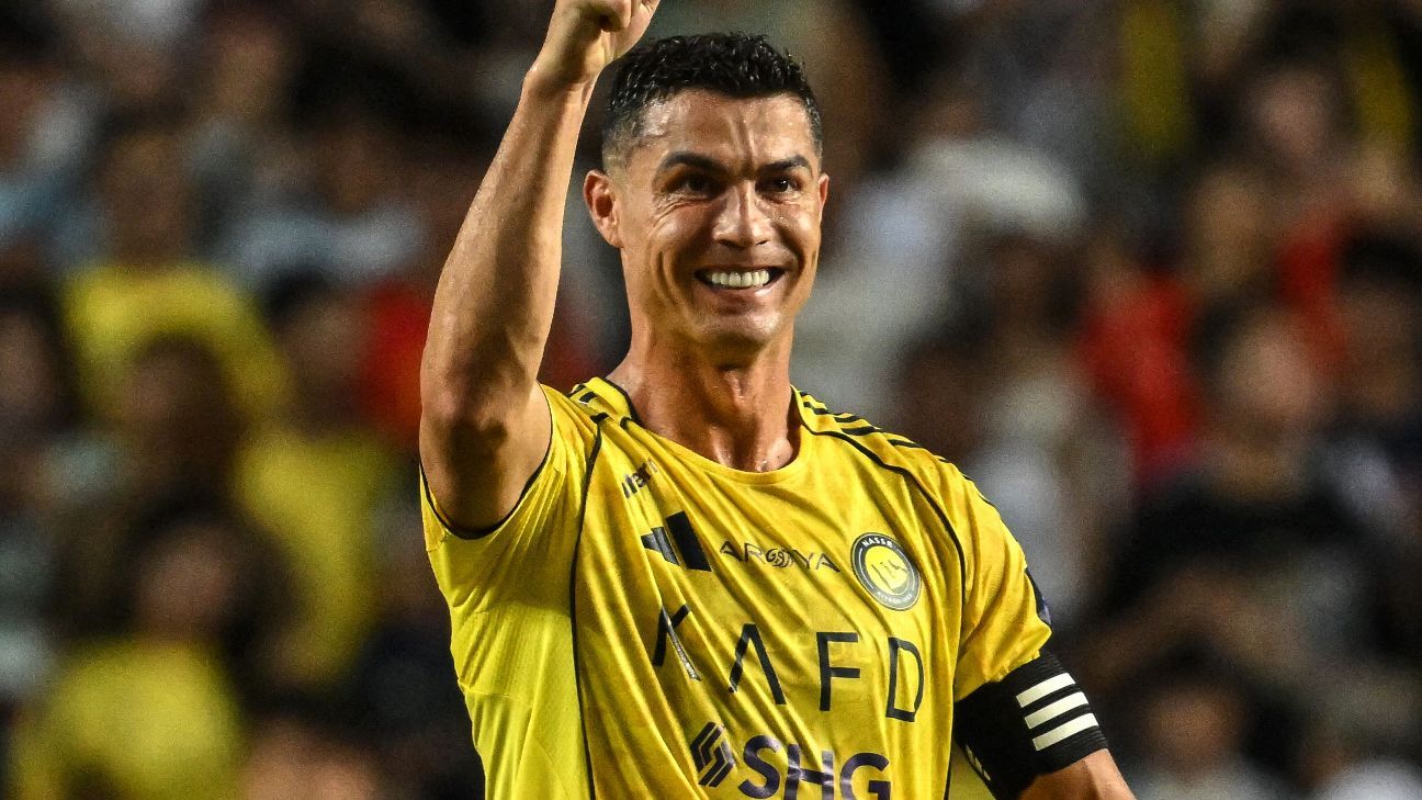 Ronaldo 1st player with 100 goals for four clubs
