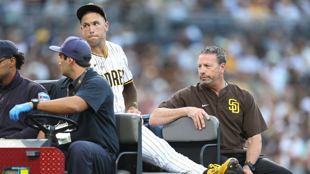 Pads reliever Adam suffers ruptured quad tendon