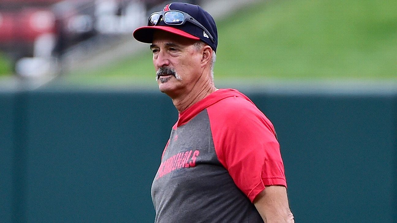 Pitching coach Maddux leaves Rangers for Angels