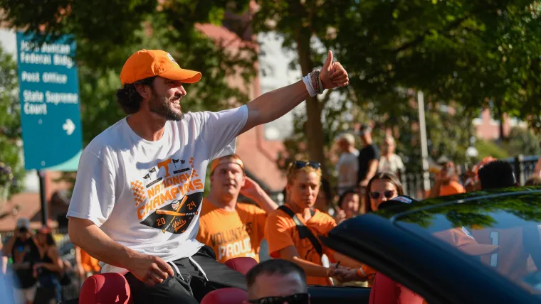 Tennessee's Tony Vitello reportedly 'torn' over historic Giants managerial opportunity | Sporting News