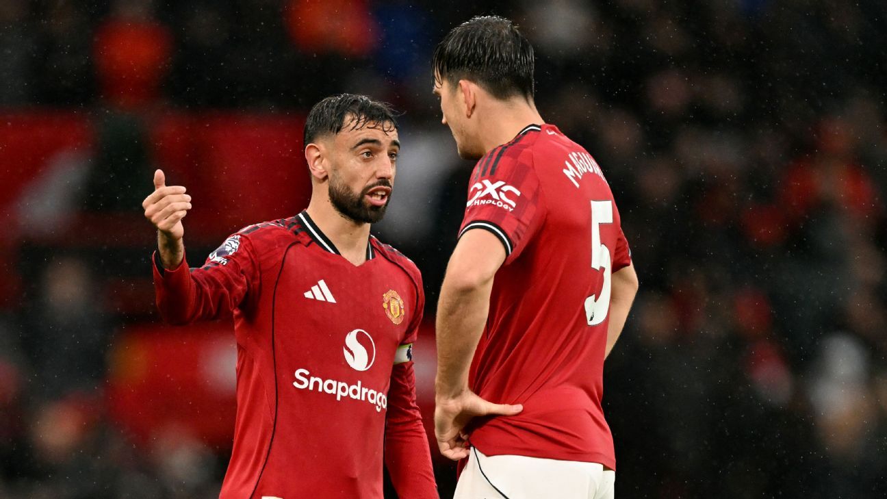 Neville criticises 'ageing' Man United 'spine'