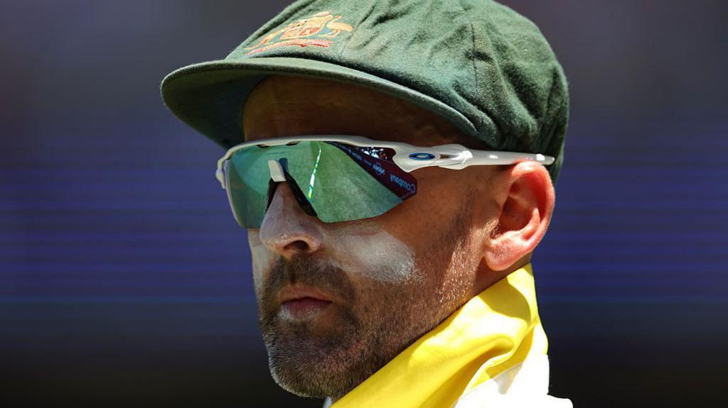 Ashes: Mitchell Starc induces four overs of chaos at start of second Test