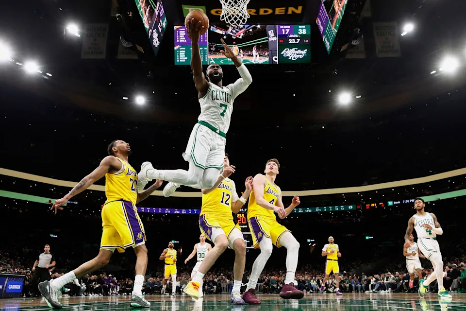 Boston Celtics continue their victory streak, defeating Los Angeles Lakers at home 126-105 (PHOTOS)