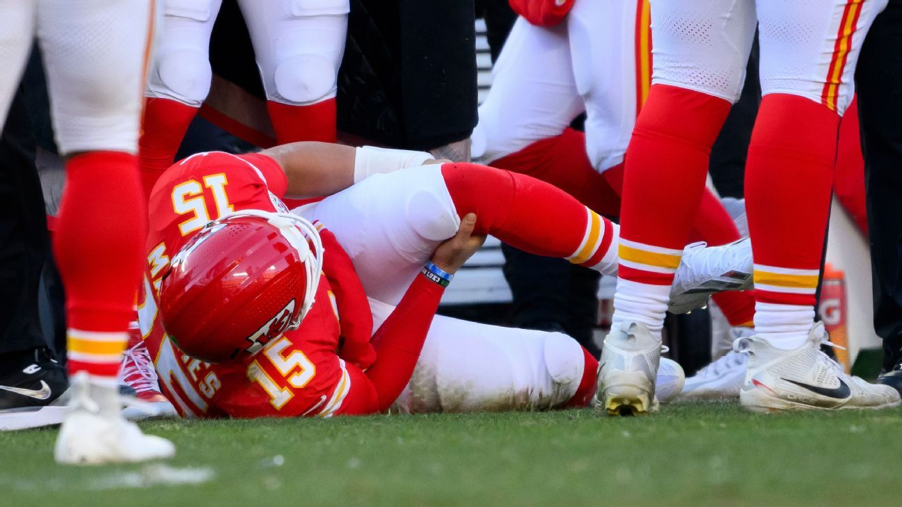 Chiefs’ Mahomes undergoes surgery for ruptured ACL, LCL
