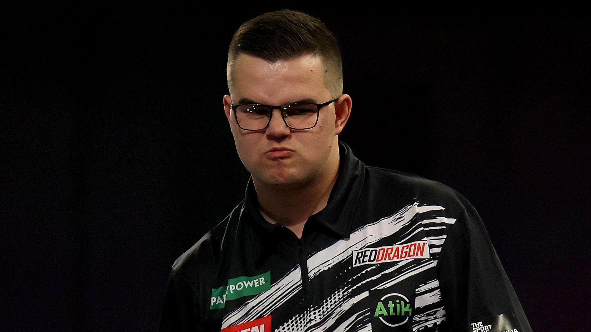 End of the Worlds for Smith but Van Veen wins through