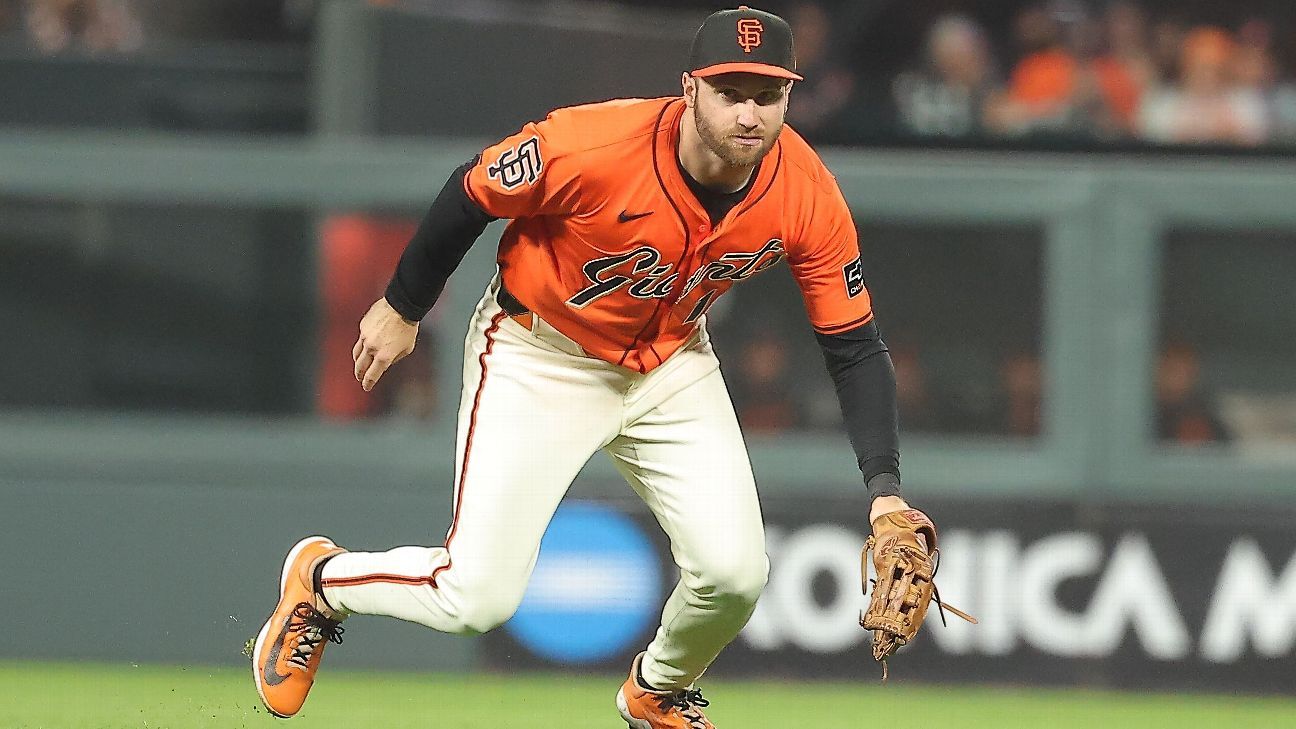 Giants infielder Schmitt undergoes wrist surgery