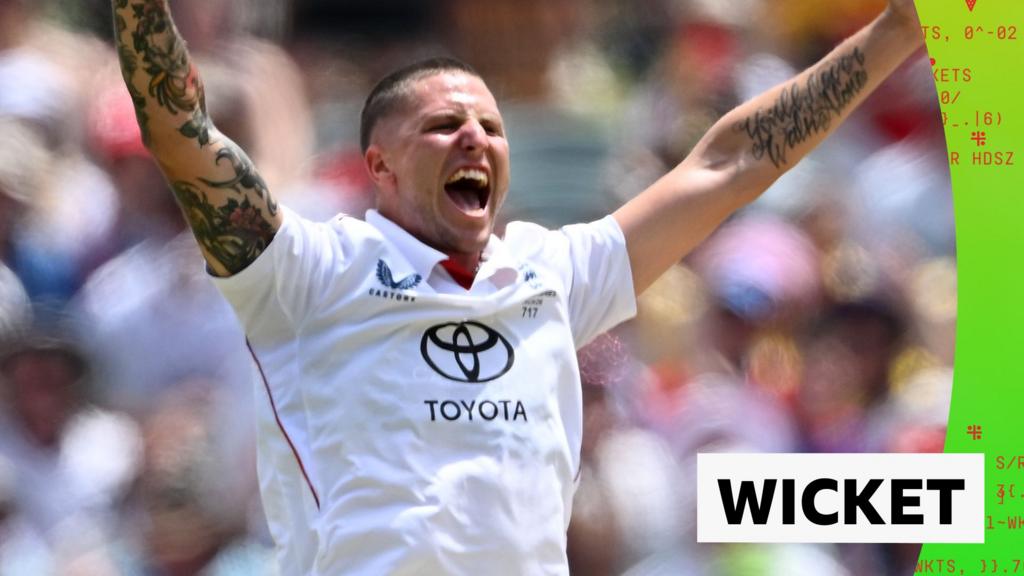 'He's going off!' - England strike after Australia make review error