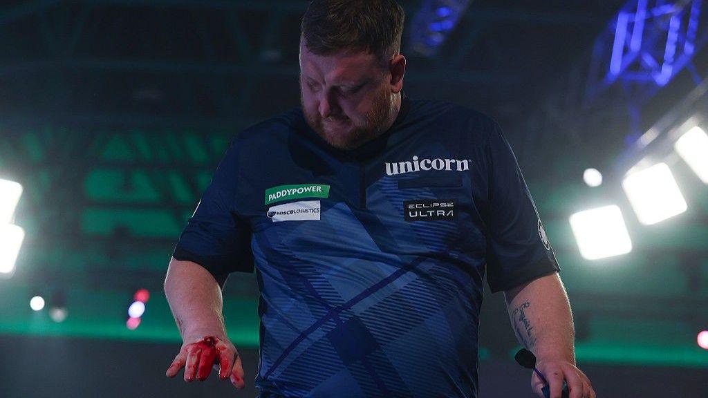 Menzies repeatedly punches table after Worlds loss