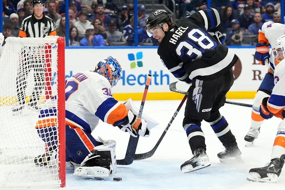 Sorokin stops 32 shots as Islanders shutout Lightning 2-0