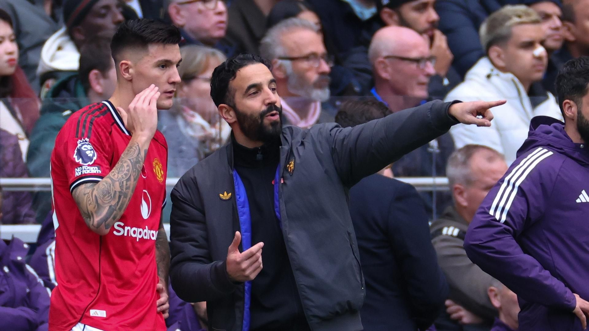 Sources: Man Utd delay Zirkzee exit decision