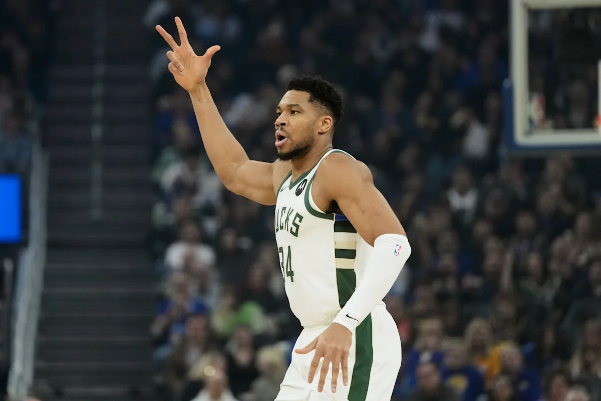 Giannis Antetokounmpo's block and steal of LeBron James leads Bucks to win over Lakers