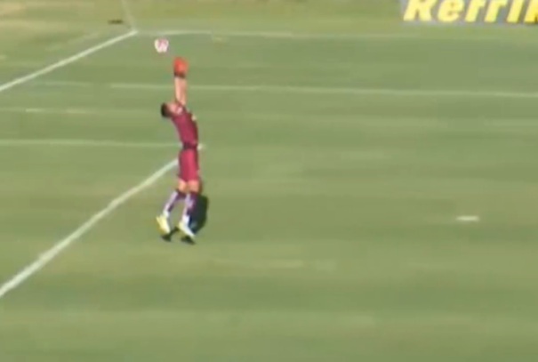 Goalkeeper scores from a goal kick in the Campeonato Paranaense, watch 🎥