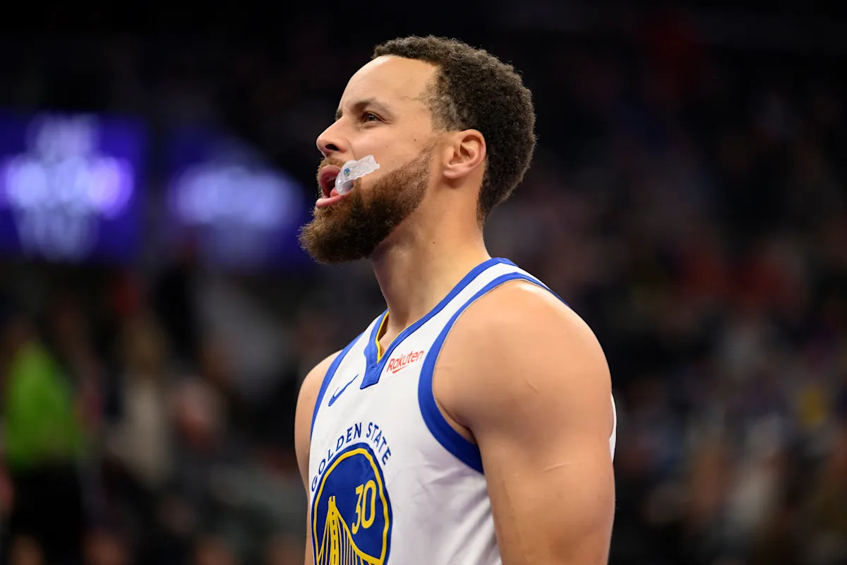 Stephen Curry’s knee injury not believed to be major after early exit vs. Pistons, Steve Kerr says
