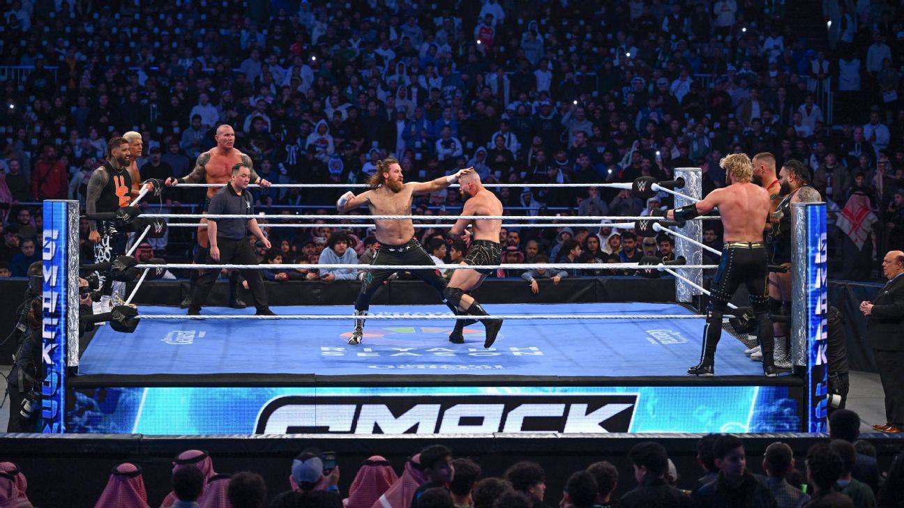 WWE 'SmackDown' results: A chaotic finale adds intrigue to the Royal Rumble