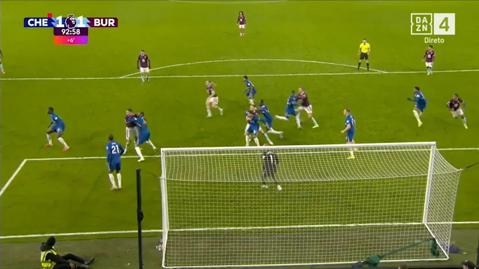 “A manager shouldn’t say that” – Pundit slams Rosenior’s comments on individuals after Burnley draw