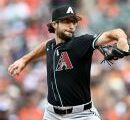 D-backs bring back righty Sewald on 1-year deal