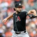 D-backs bring back righty Sewald on 1-year deal