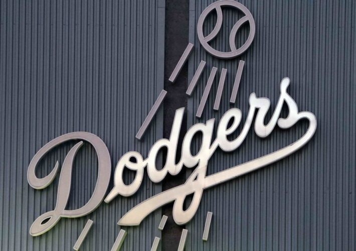 Dodgers bring back Siani, reassign Ibanez