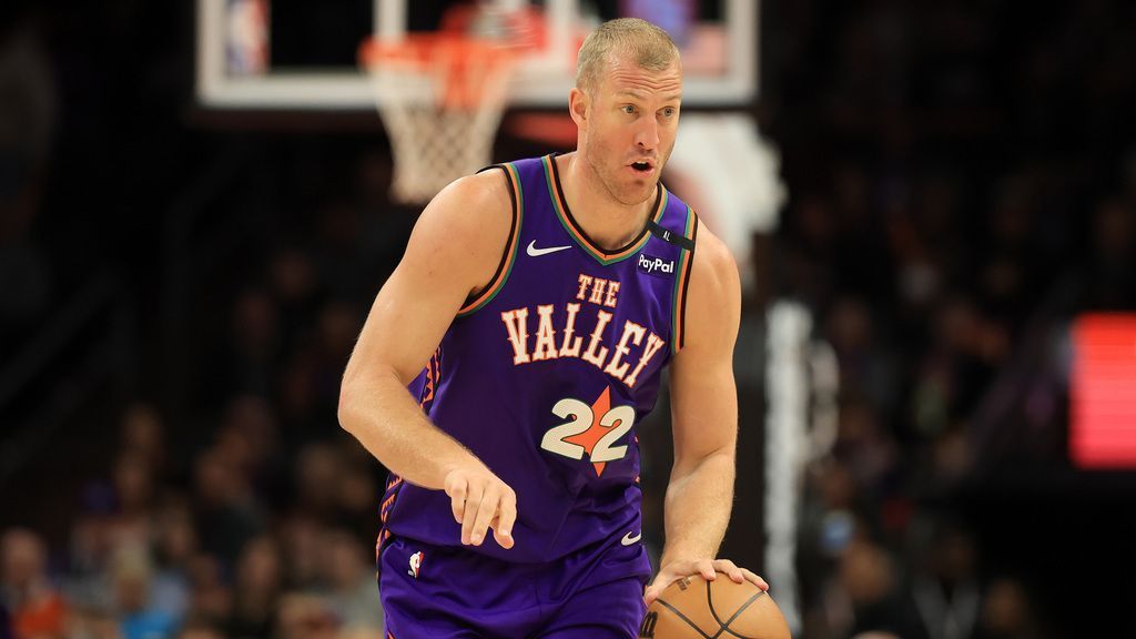 Spurs sign Plumlee for remainder of season