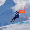 Vonn, skiing on torn ACL, crashes at Olympics