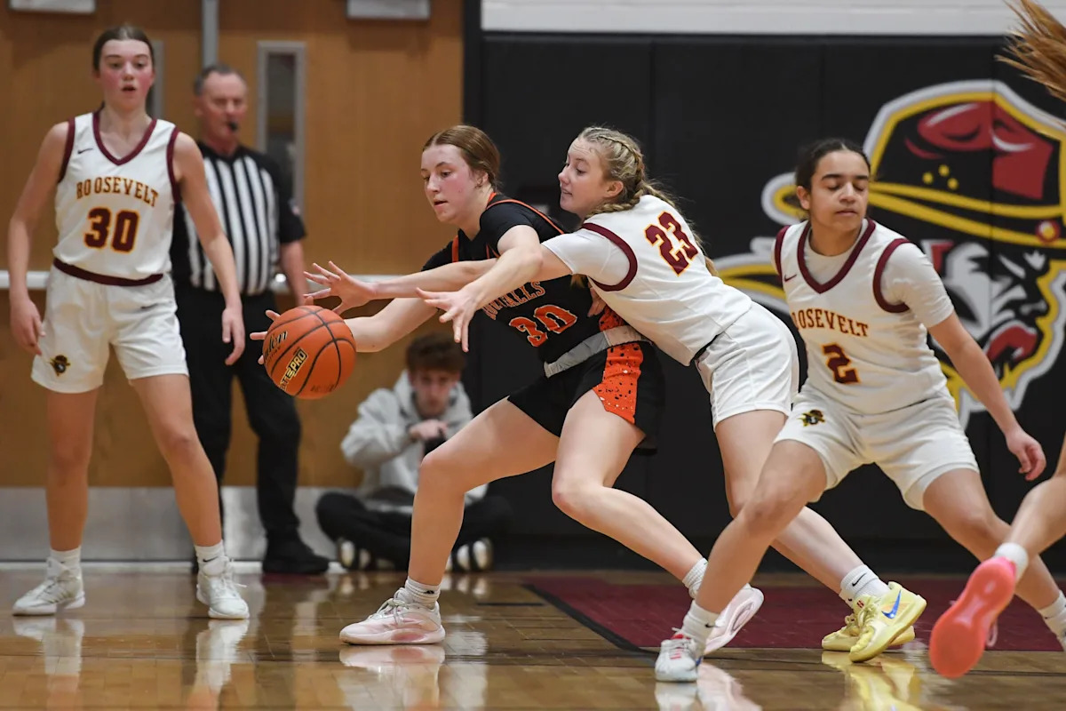Washington girls basketball uses transition to race past Roosevelt