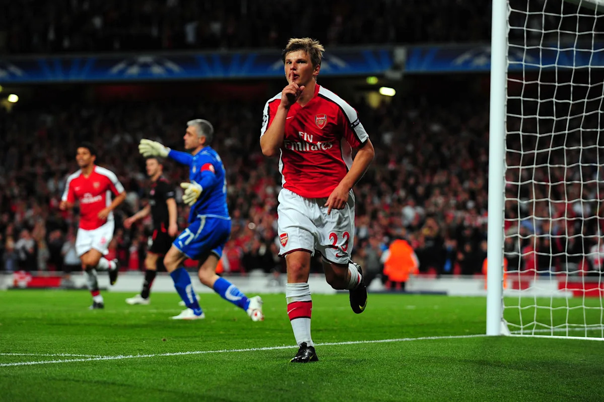 Wearing a Barça shirt in the Real store: ex-Arsenal star plays with fire