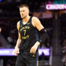 Curry, still rehabbing knee, out ‘little longer’